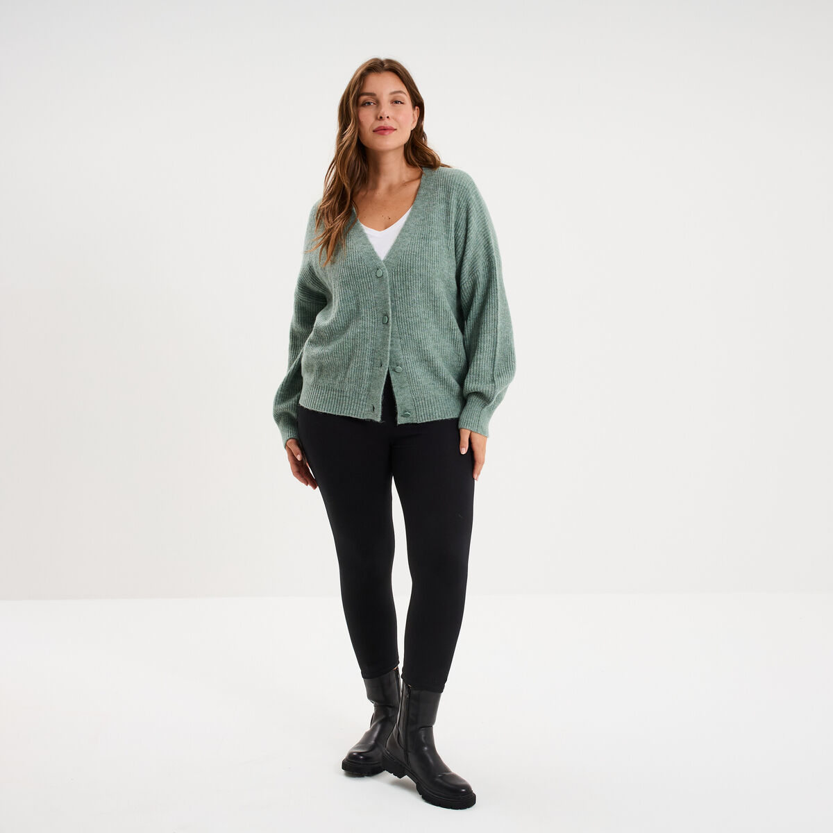 Gilet col en V boutonn&eacute; manches longues vert femme grande taille