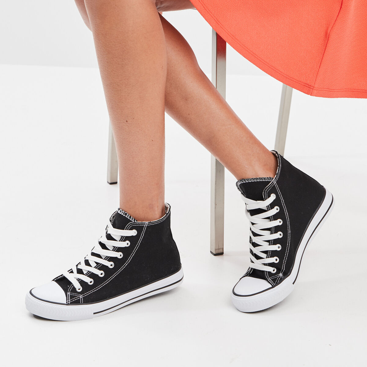 Baskets en toile montantes &agrave; lacets noir femme