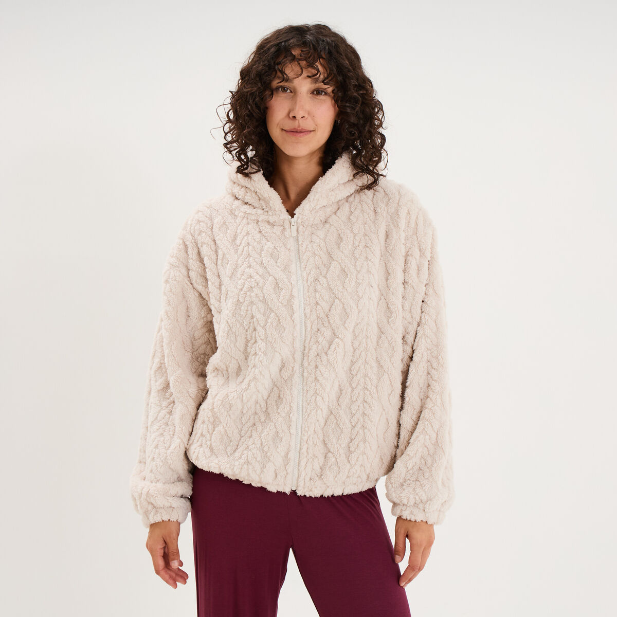 Veste fausse fourrure &agrave; capuche gris clair femme