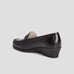Mocassins en cuir compens&eacute;s pied large noir femme