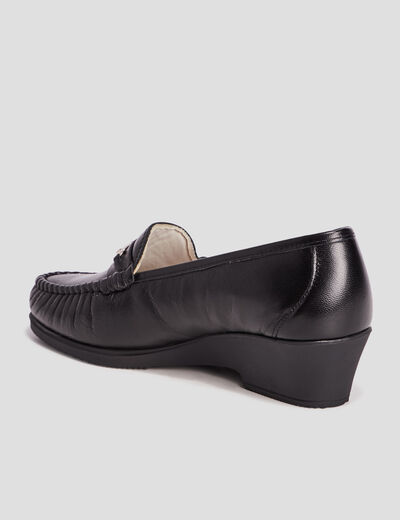 Mocassins en cuir compens&eacute;s pied large noir femme