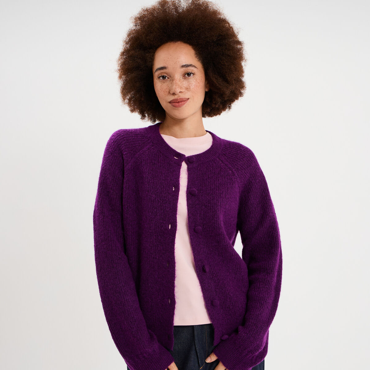 Gilet cardigan col rond boutonn&eacute; violet fonc&eacute; femme