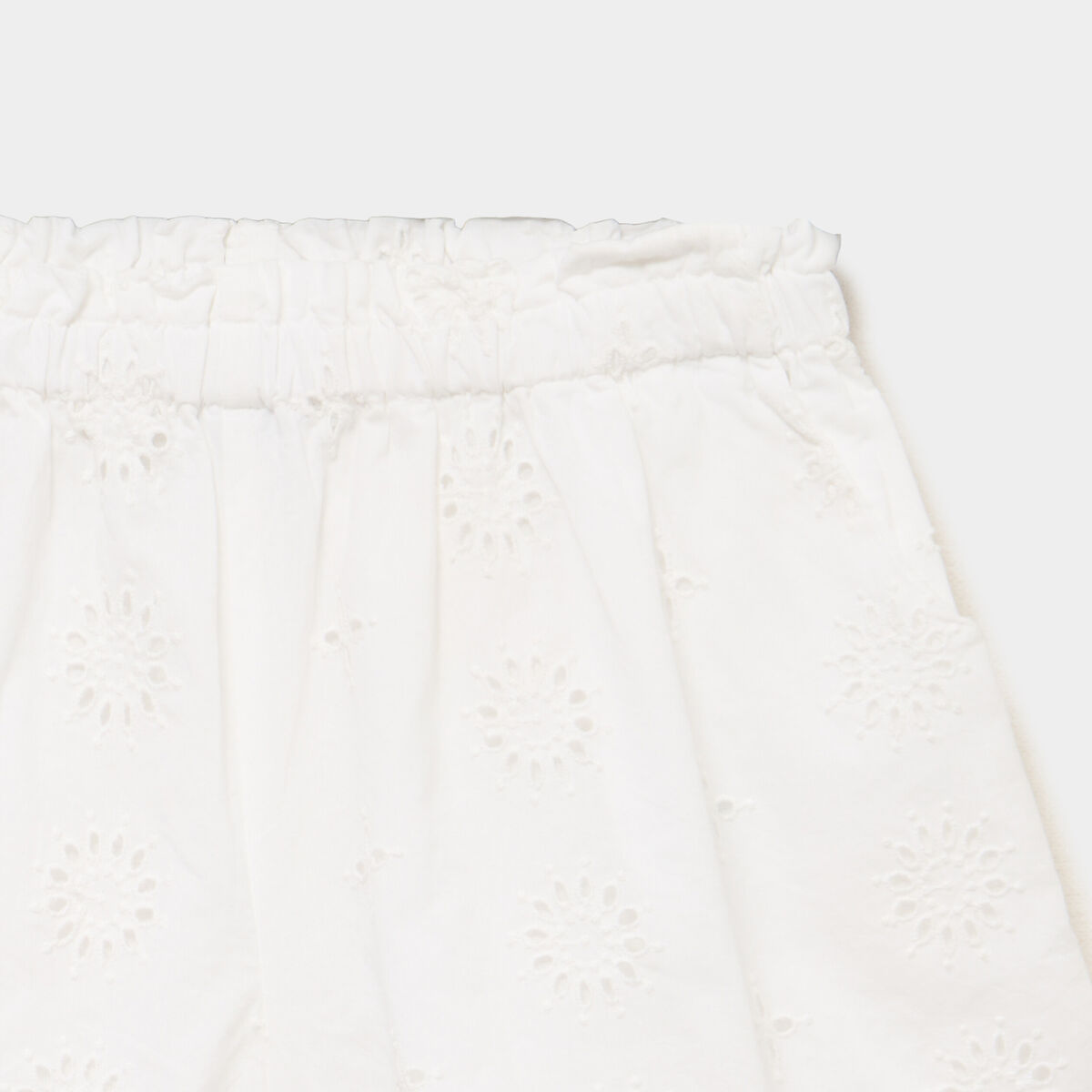 Short &eacute;lastiqu&eacute; broderie anglaise coton ivoire fille