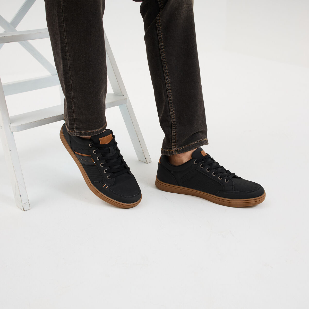 Baskets &agrave; lacets noir homme