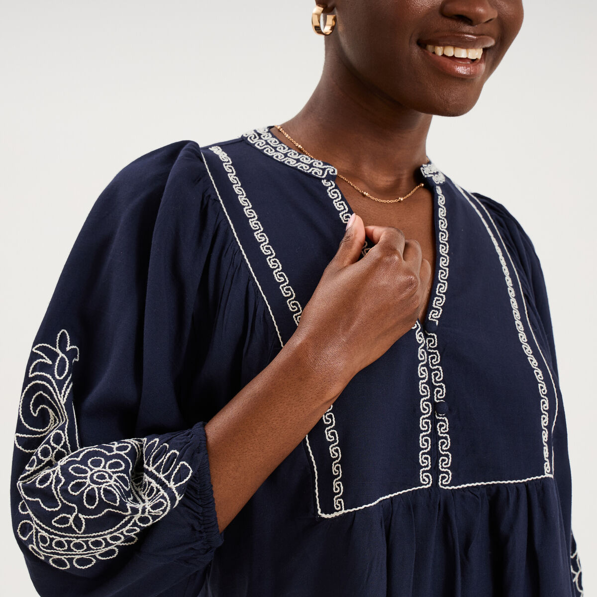 Blouse brod&eacute;e oversize col tunisien bleu fonc&eacute; femme