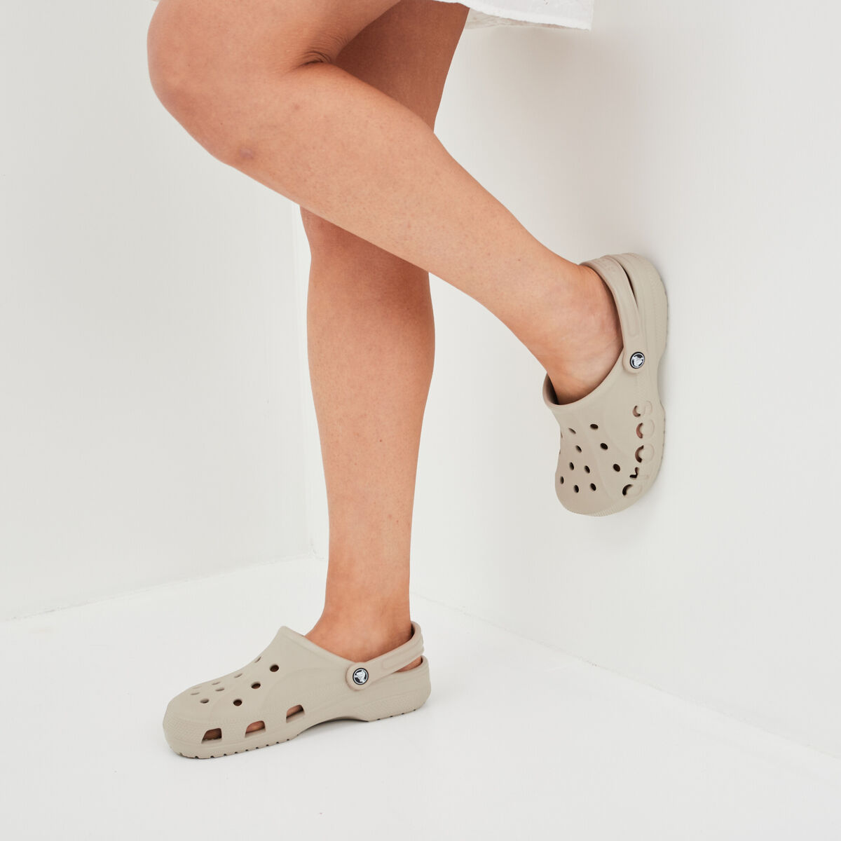 Sabots &agrave; bride ajour&eacute; Crocs sable femme