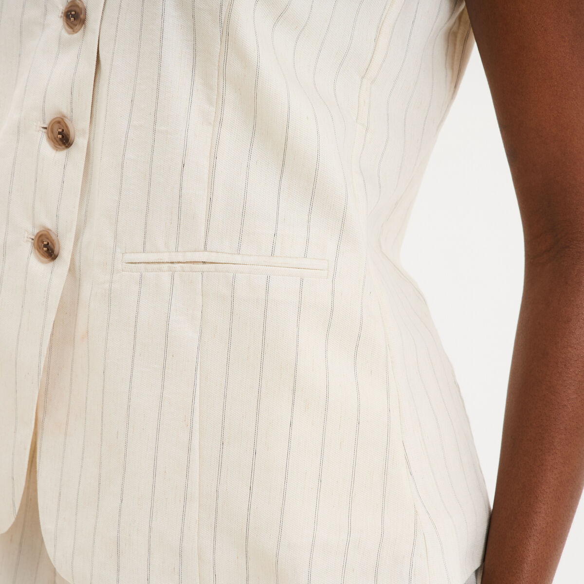 Veste sans manches ajust&eacute;e boutonn&eacute;e ecru femme