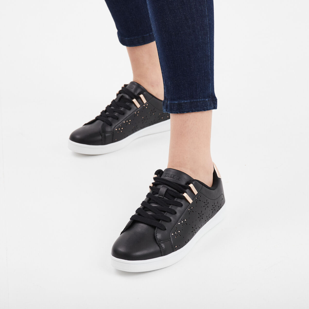 Baskets perfor&eacute;es semelle plate noir femme
