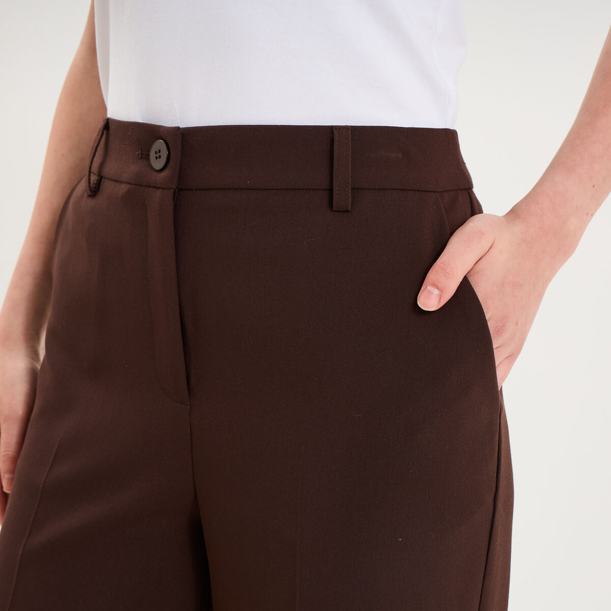 Pantalon droit effet cr&ecirc;pe &agrave; pinces marron fonc&eacute; femme