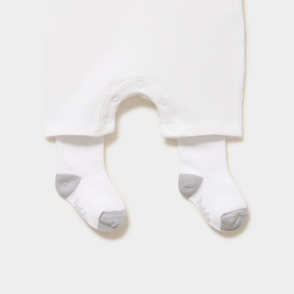 Ensemble combinaison short chaussettes blanc b&eacute;b&eacute;