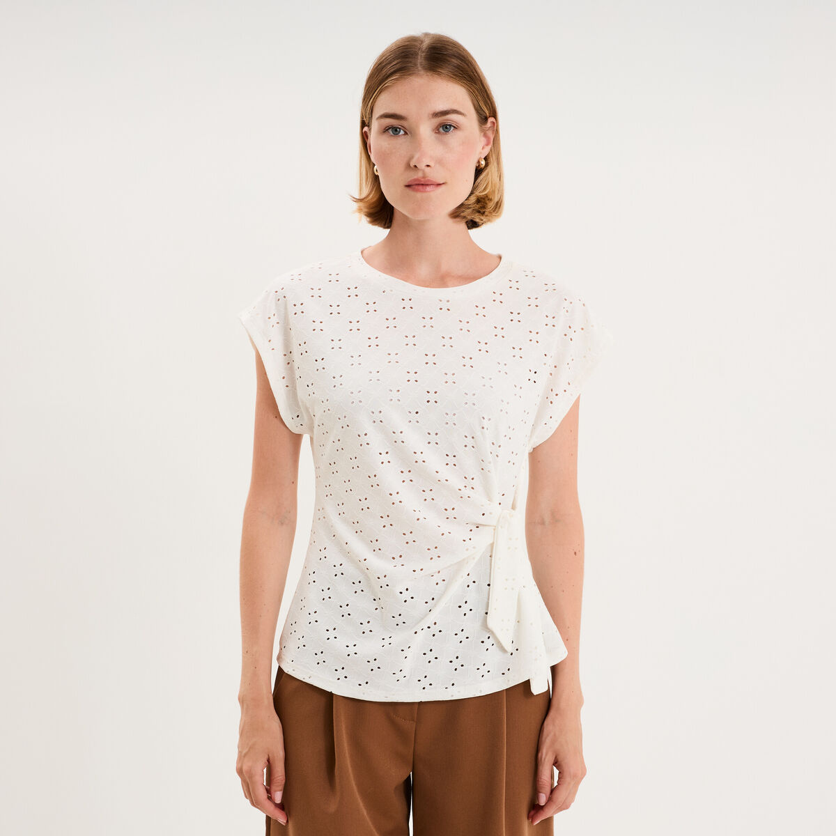 Top broderie anglaise nou&eacute; &agrave; la taille blanc femme