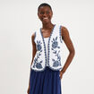 Gilet sans manches brod&eacute; gaze de coton blanc femme
