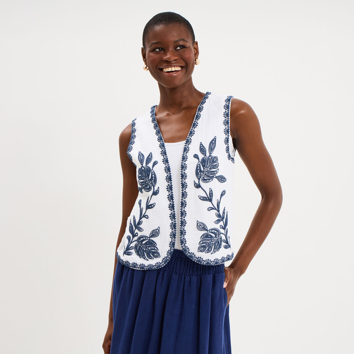 Gilet sans manches brod&eacute; gaze de coton blanc femme