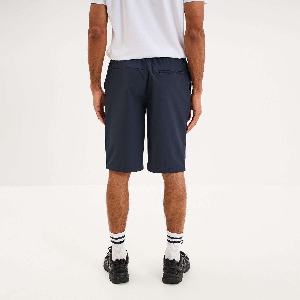 Short de randonn&eacute;e respirant gris fonc&eacute; homme