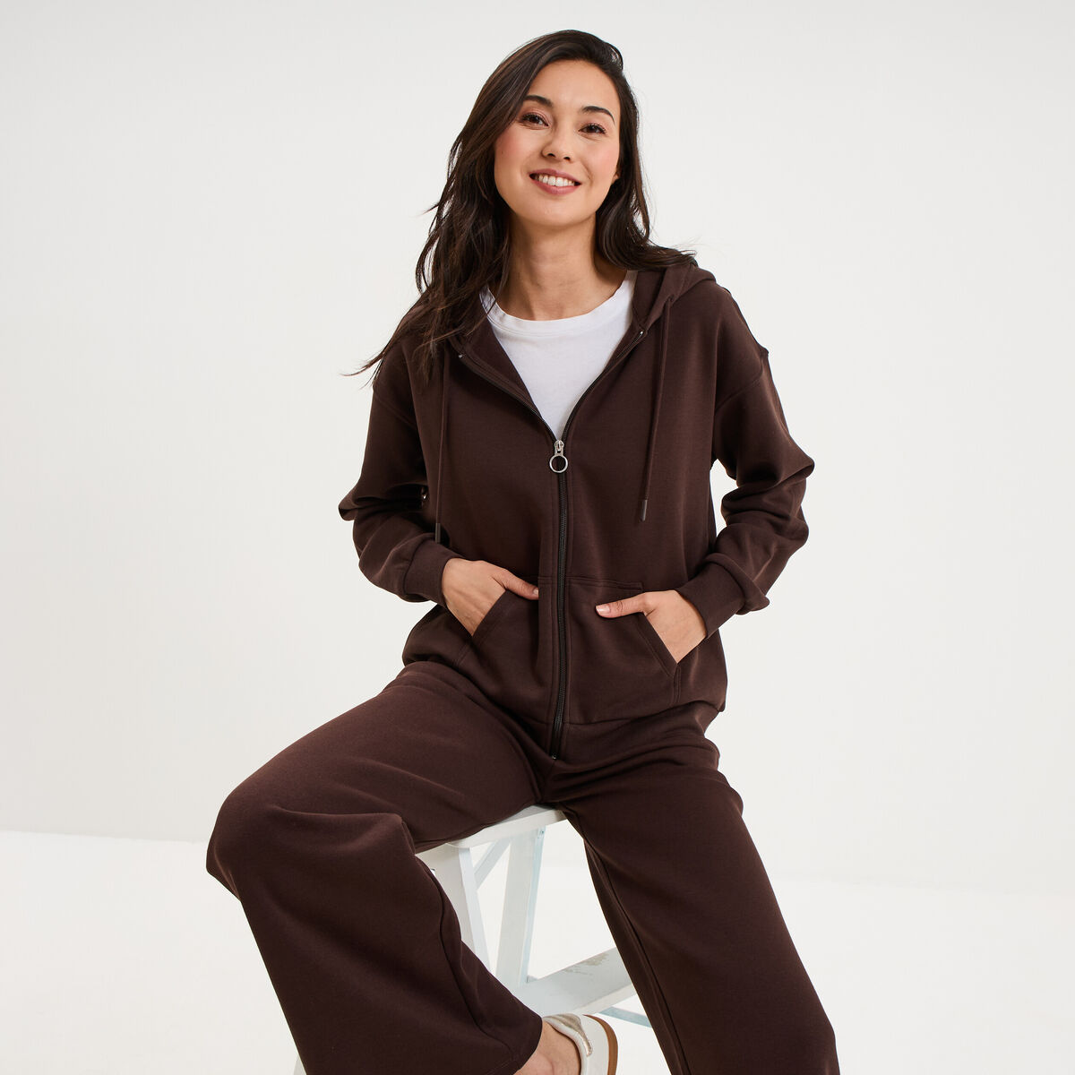 Sweat zipp&eacute; &agrave; capuche marron fonc&eacute; femme
