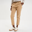Pantalon chino 7/8&egrave;me ceinture tress&eacute;e beige femme