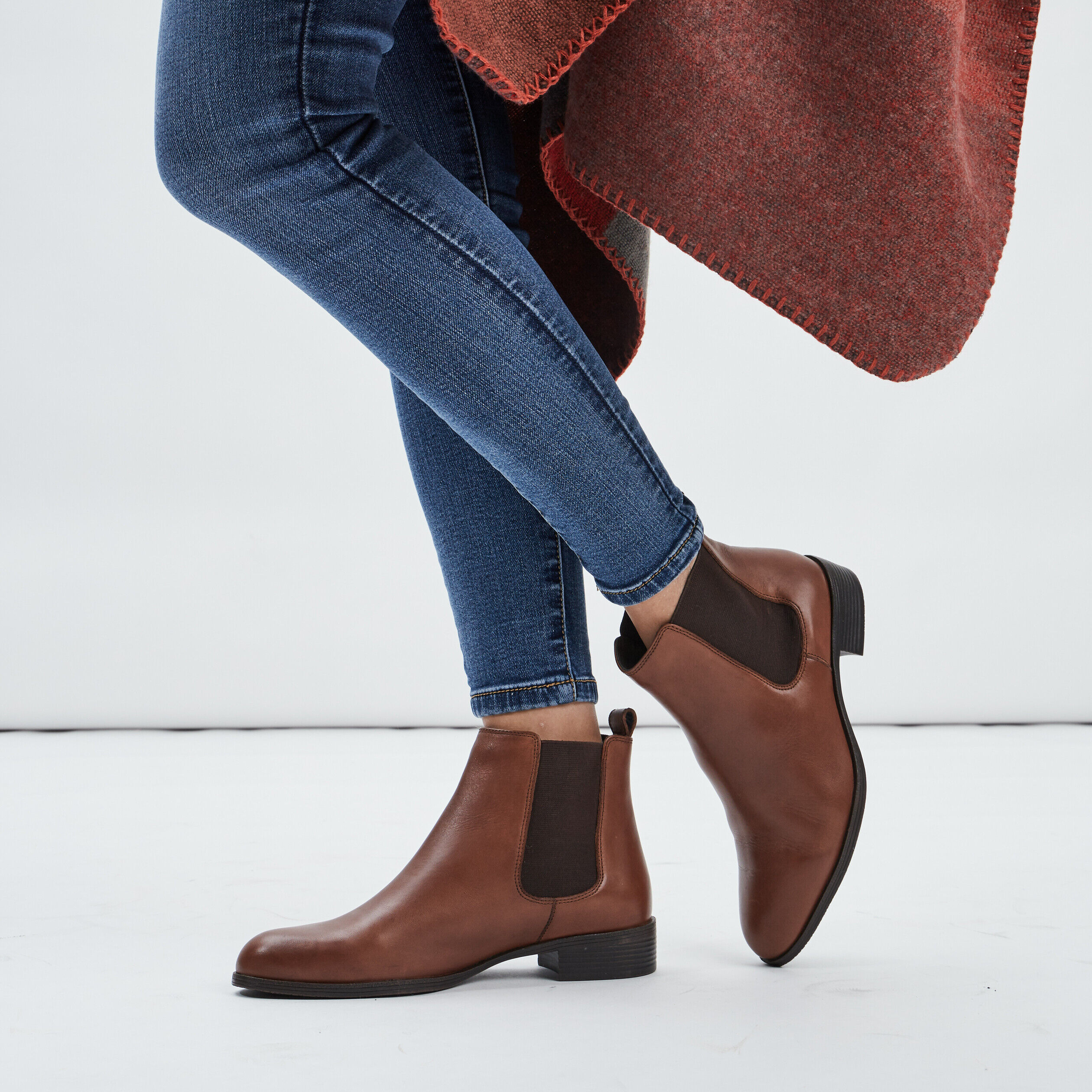 Bottines chelsea en cuir élastiquées marron femme LH