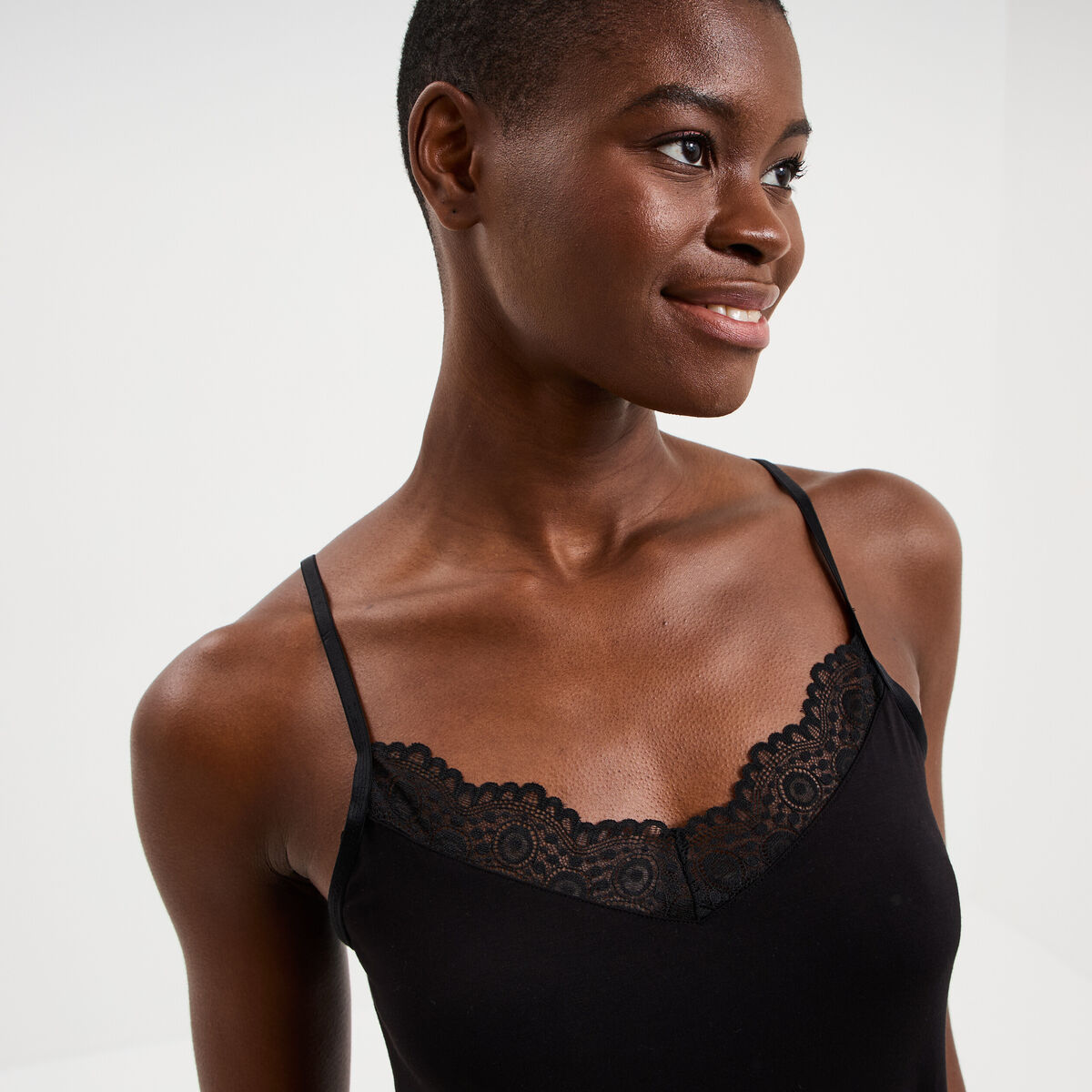 Nuisette courte d&eacute;tails dentelle noir femme