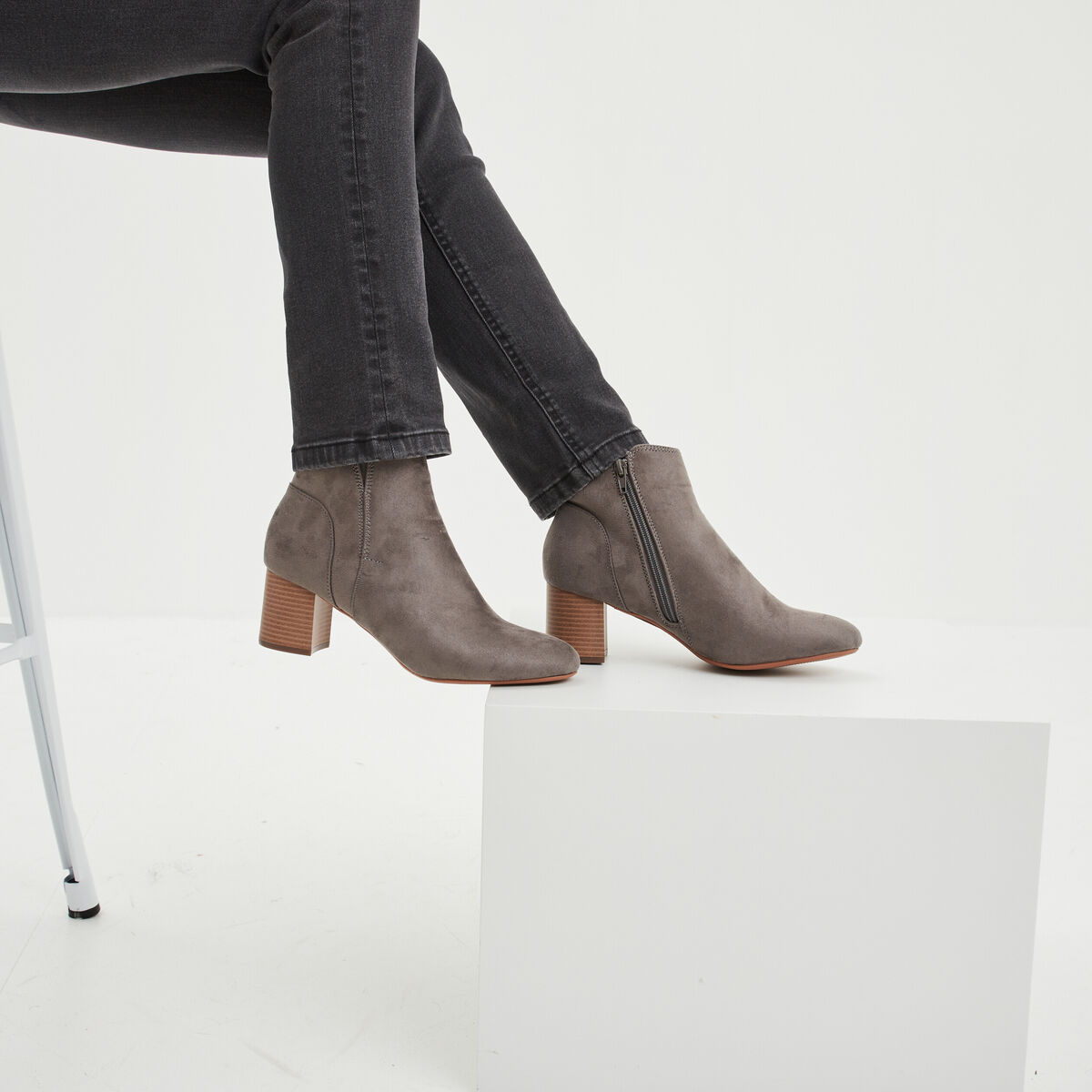 Bottines suédines à talons gris femme