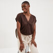 T-shirt col tunisien manches courtes marron fonc&eacute; femme