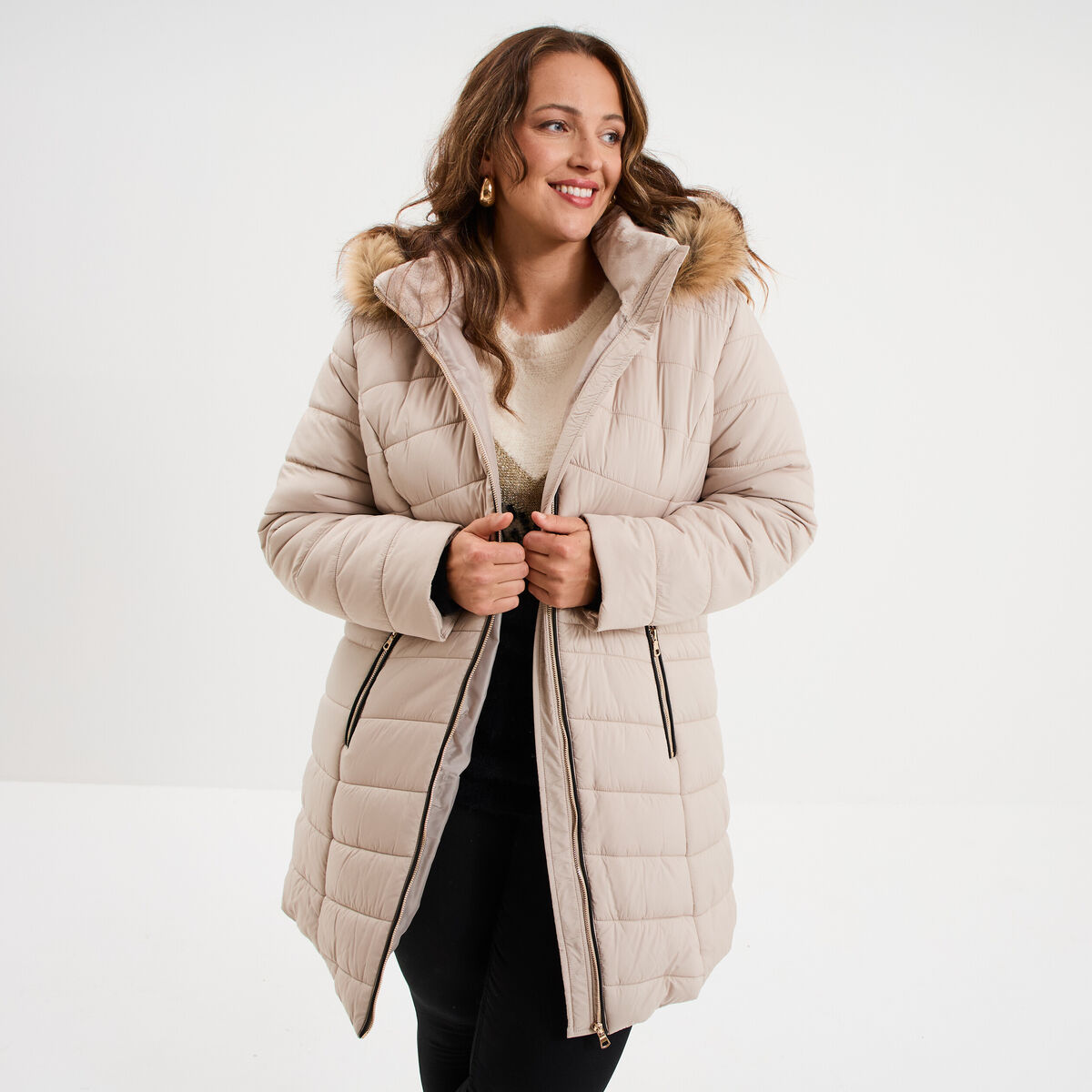 Doudoune longue &agrave; capuche beige femme grande taille