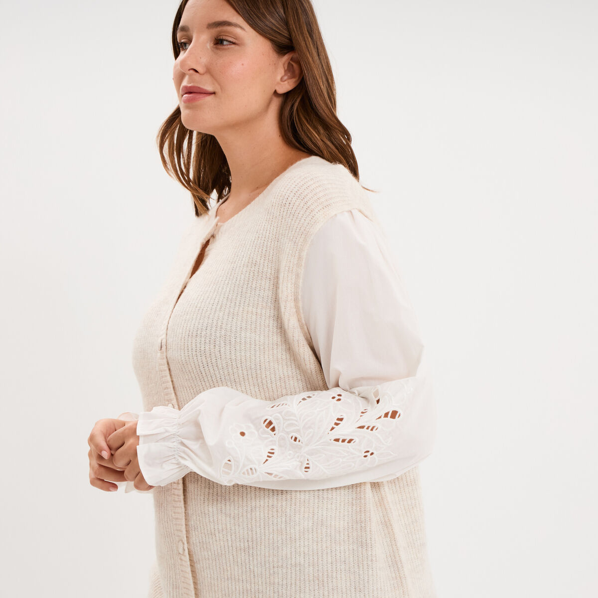 Gilet effet 2-en-1 manches brod&eacute;es beige femme grande taille