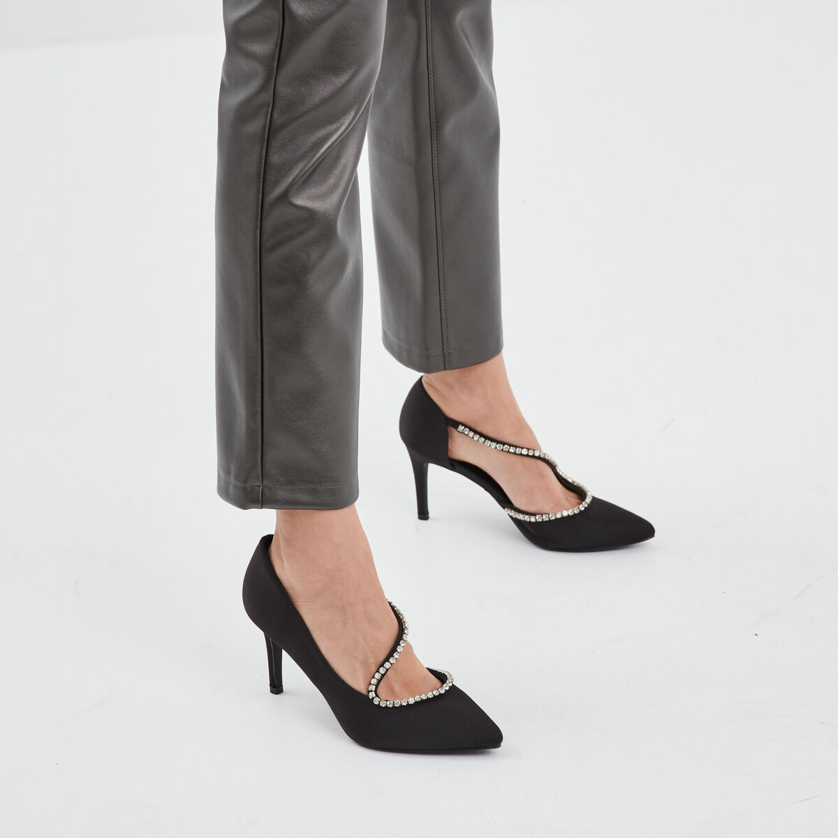 Escarpins brides &agrave; strass pied large noir femme