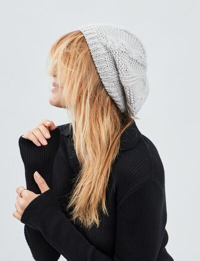 Béret tricoté avec torsades gris clair femme