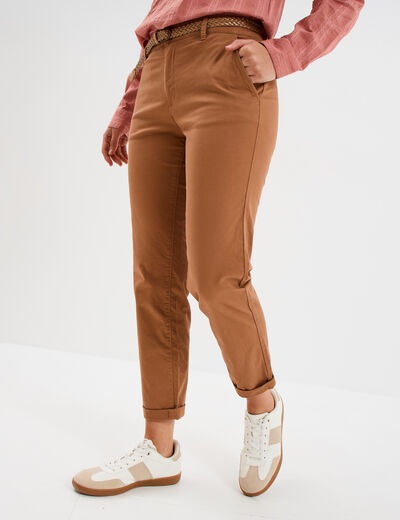 Pantalon chino 7/8ème ceinture tressée marron clair femme