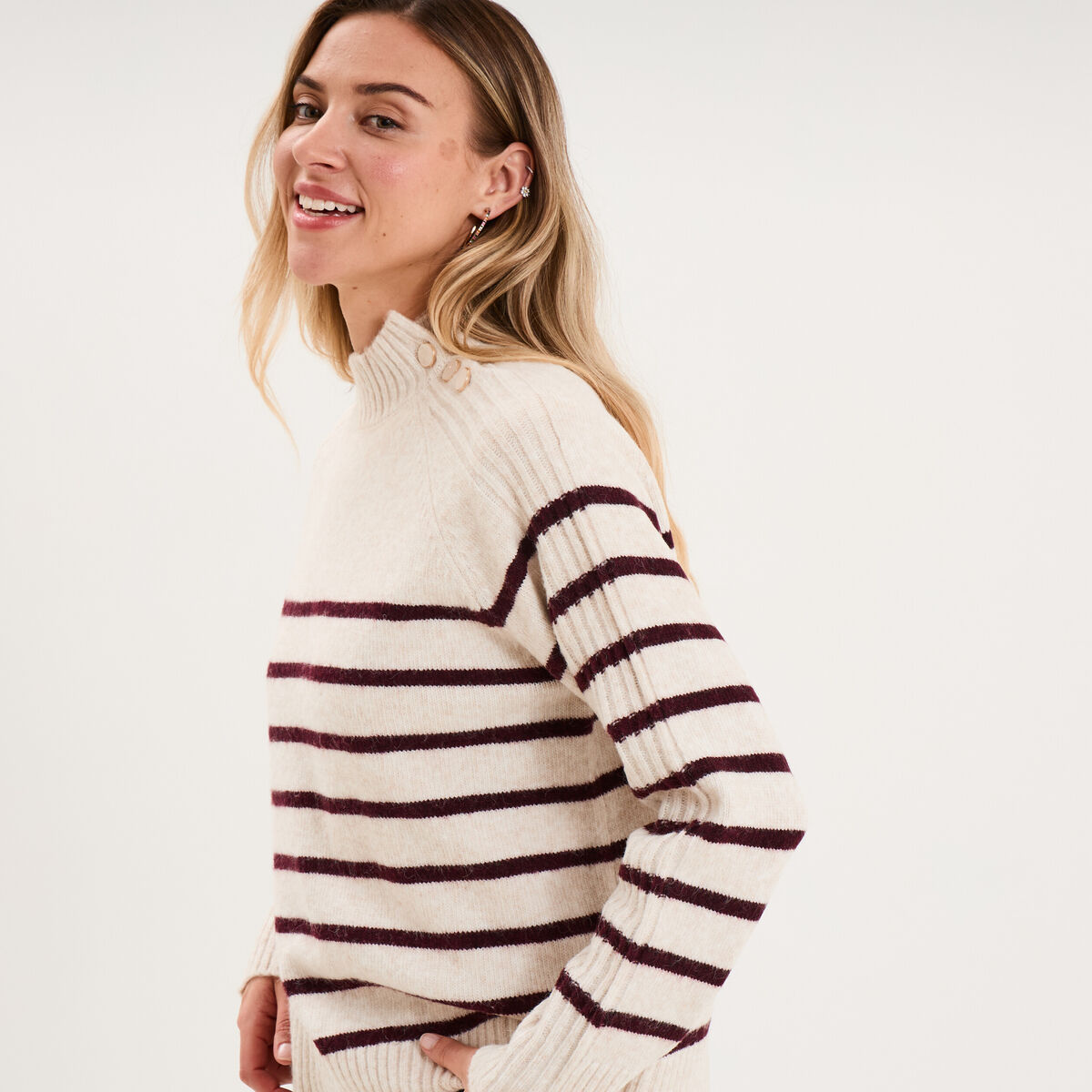 Pull col montant boutonn&eacute; ecru femme