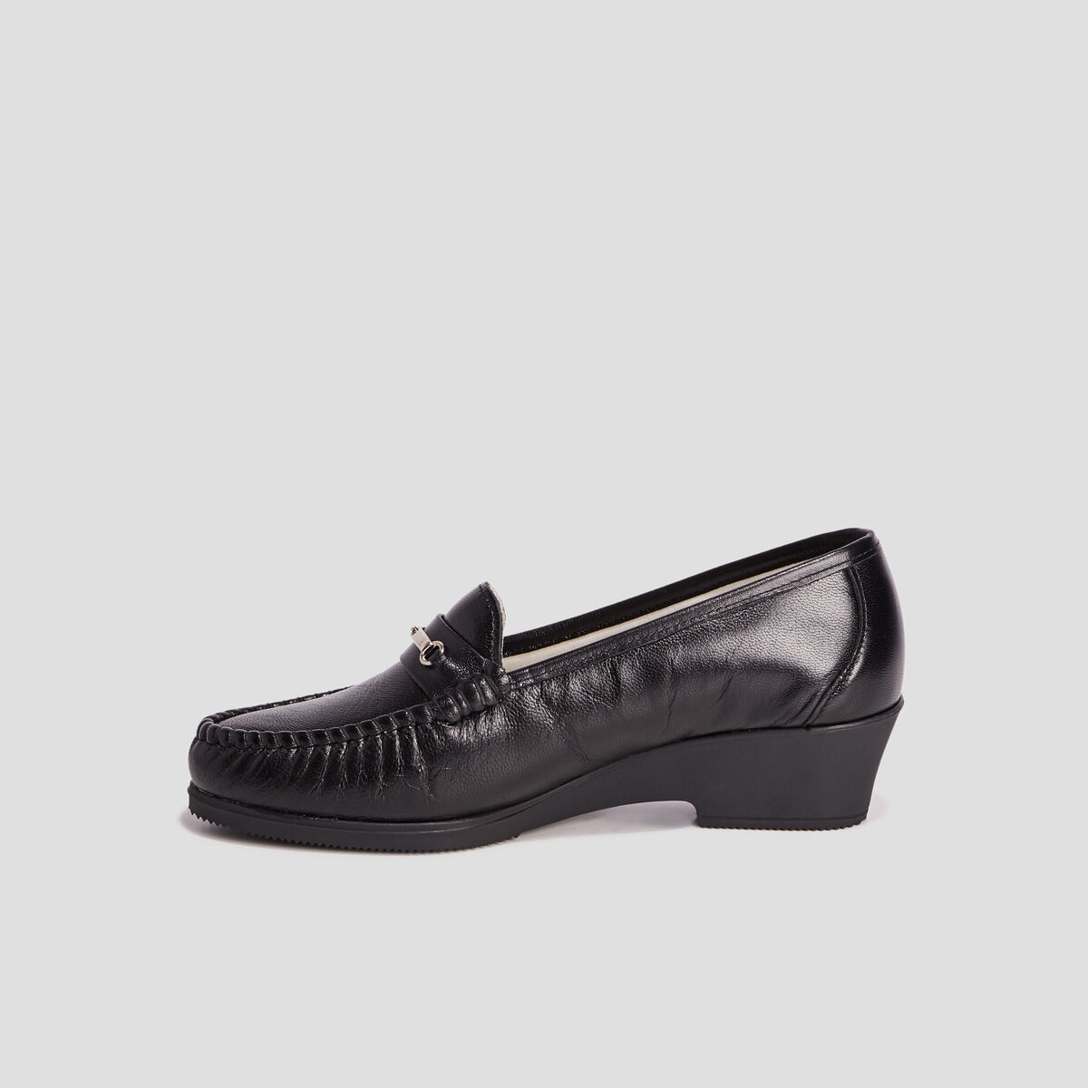 Mocassins en cuir compens&eacute;s pied large noir femme