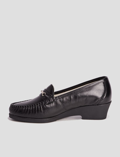 Mocassins en cuir compens&eacute;s pied large noir femme