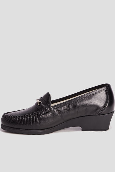 Mocassins en cuir compens&eacute;s pied large noir femme
