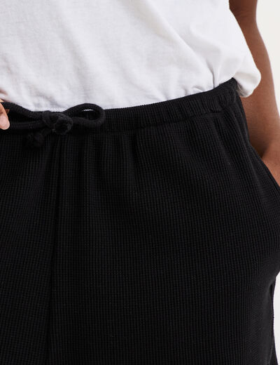 Short droit effet gaufr&eacute; coton noir femme