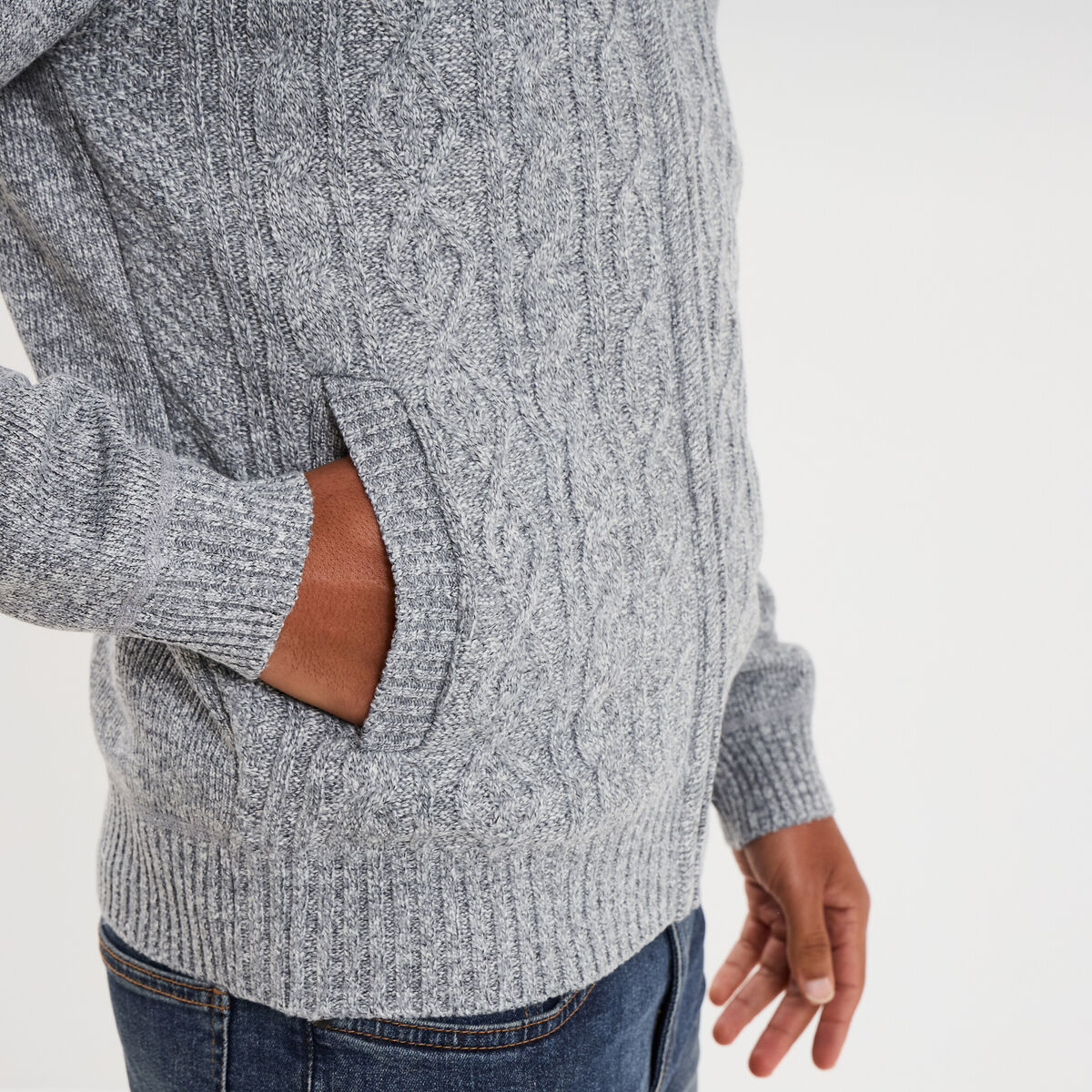 Gilet &agrave; torsades et col montant gris clair homme