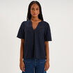 Blouse broderie anglaise manches courtes bleu fonc&eacute; femme