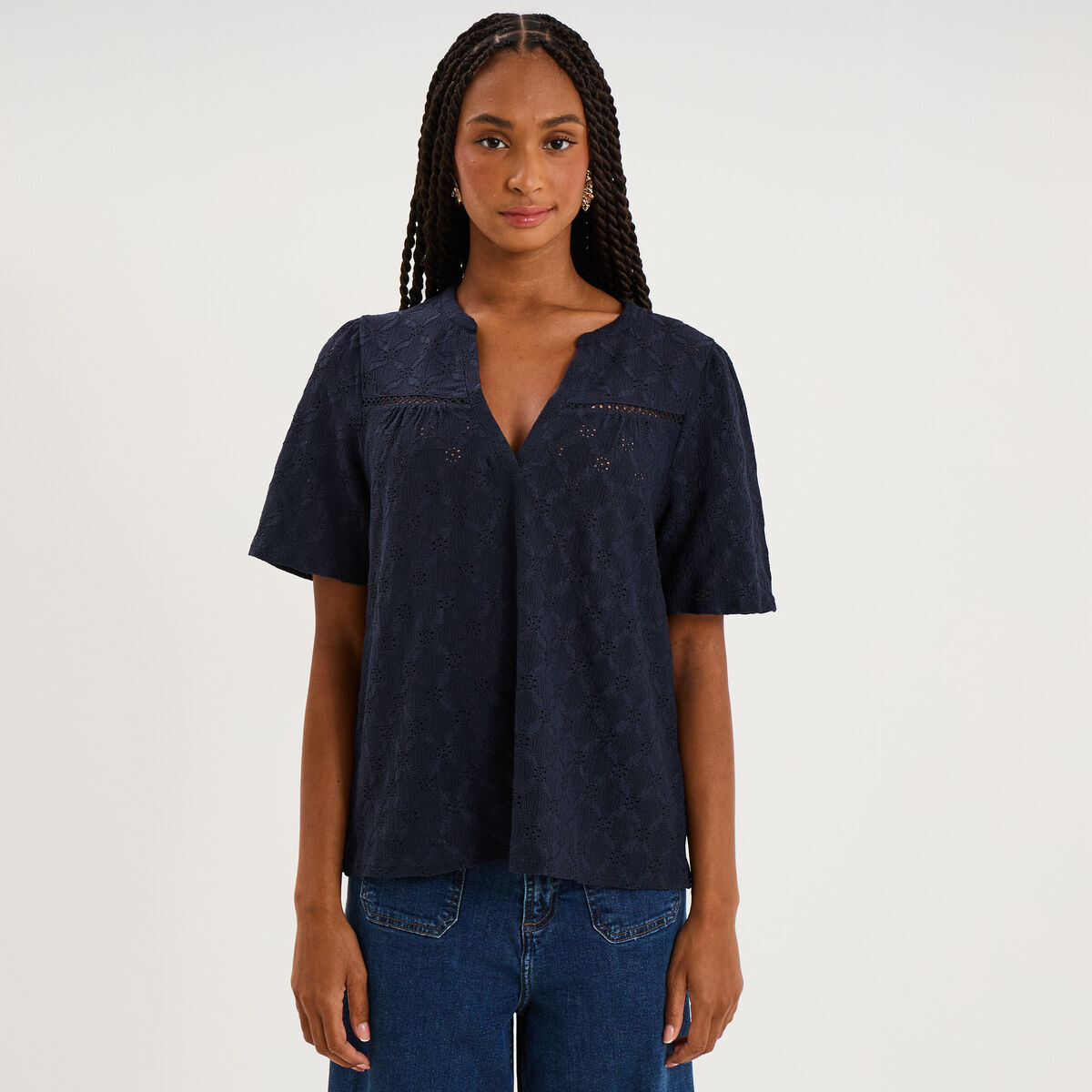 Blouse broderie anglaise manches courtes bleu fonc&eacute; femme