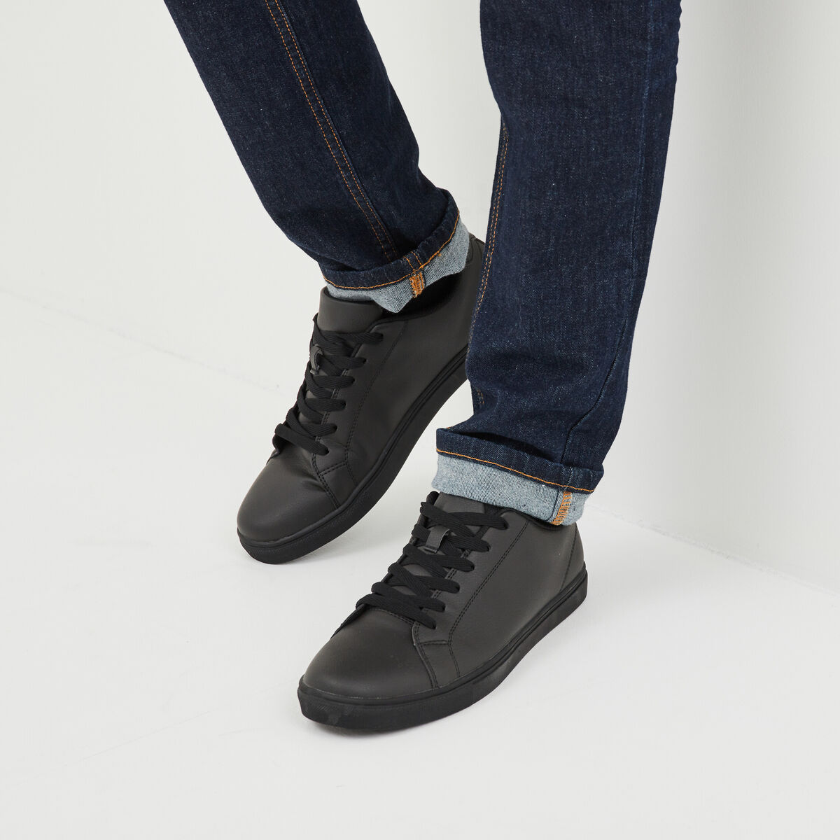 Tennis basses &agrave; lacets noir homme
