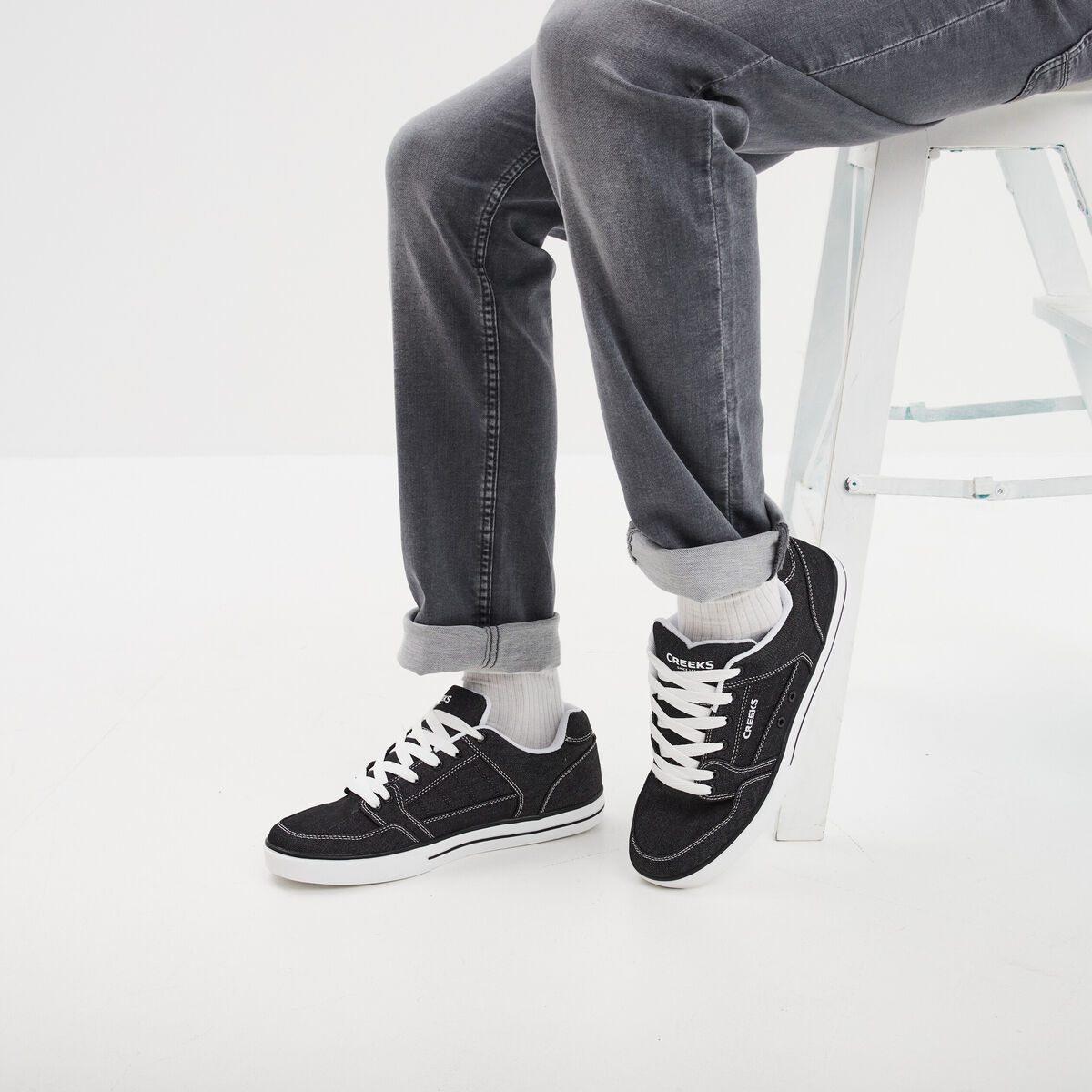 Tennis basses en toile &agrave; lacets noir homme