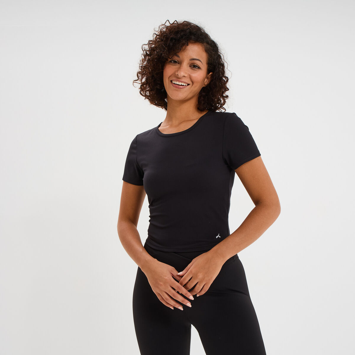 T-shirt de sport court ajust&eacute; noir femme