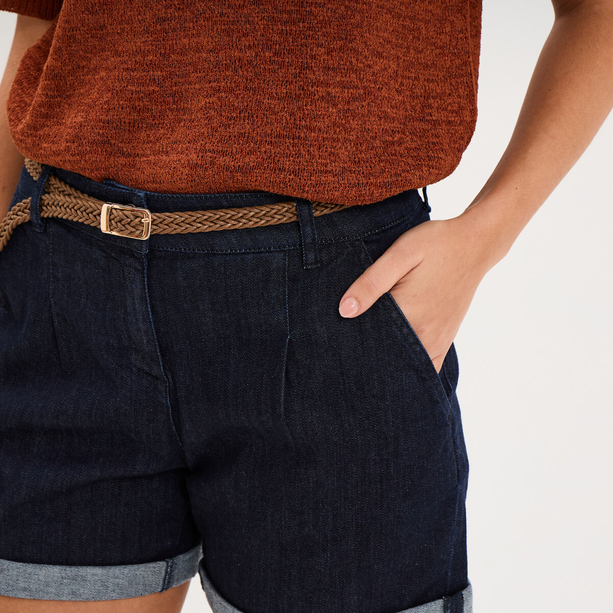 Short chino mom en jean ceintur&eacute; denim brut femme