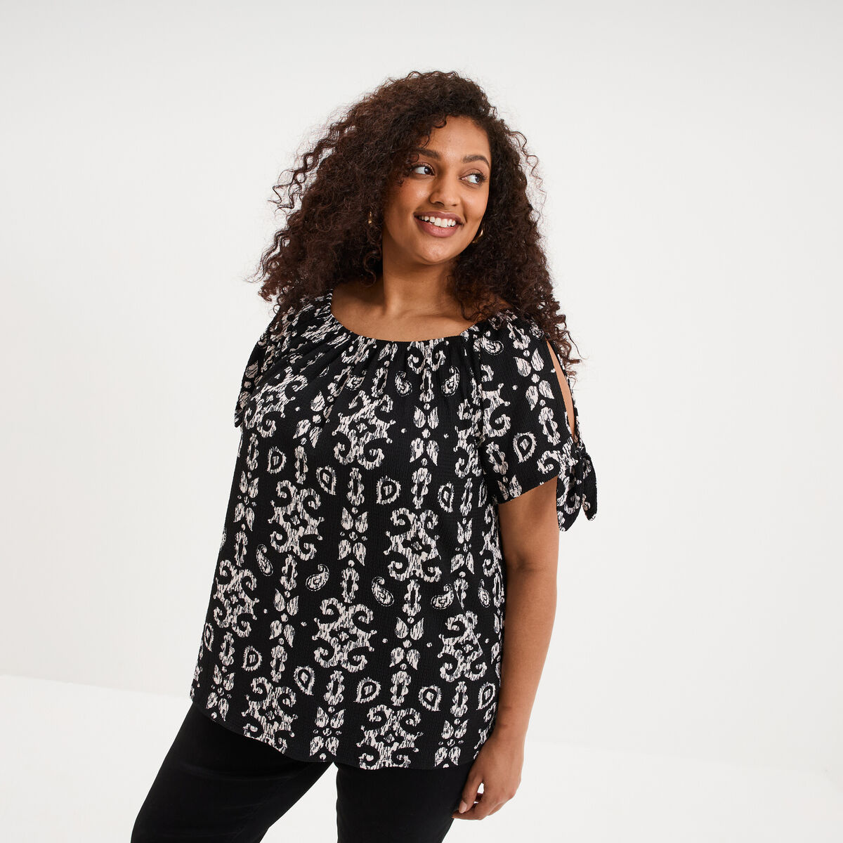 T-shirt gaufr&eacute; avec manches &agrave; noeuds noir femme grande taille