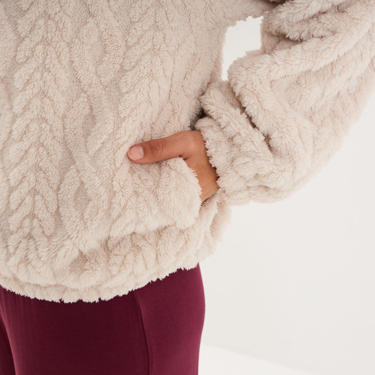 Veste fausse fourrure &agrave; capuche gris clair femme