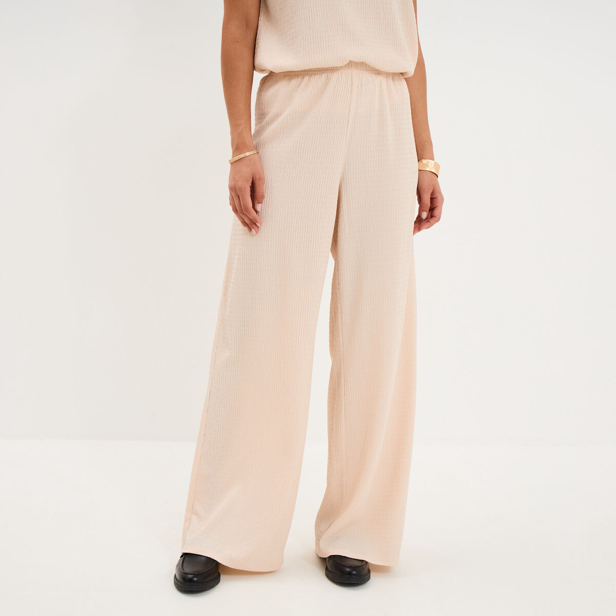 Pantalon effet gaufr&eacute; fluide beige femme