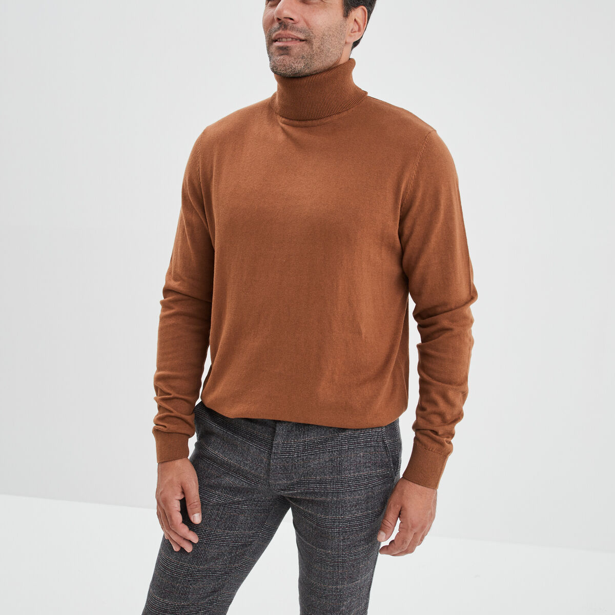Pull avec col roul&eacute; camel homme