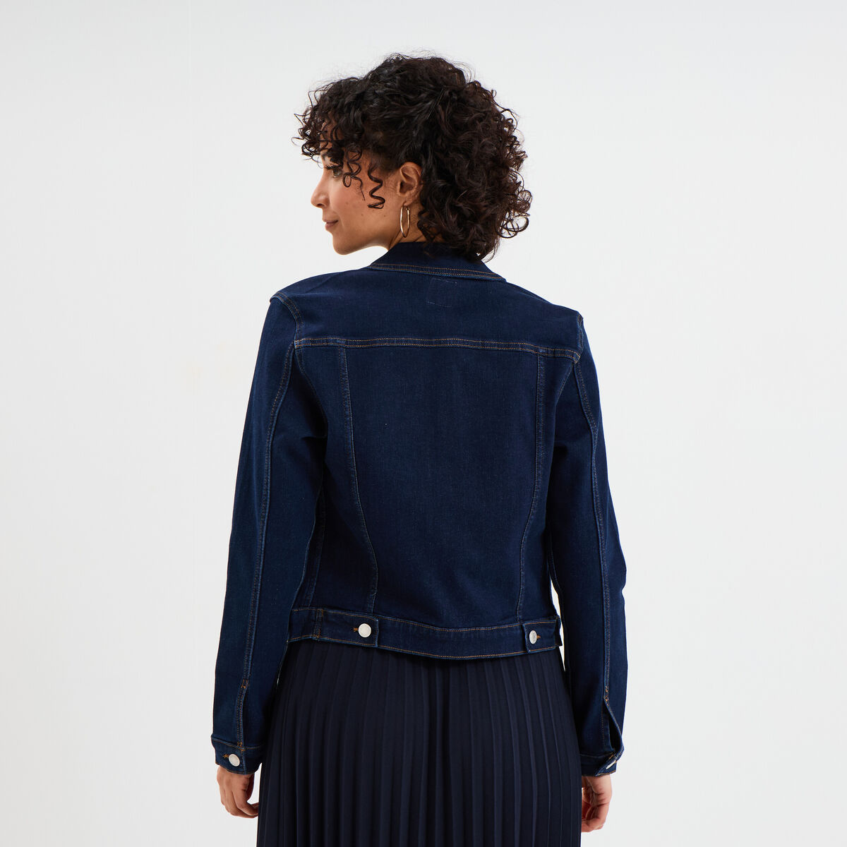 Veste en jean ajust&eacute;e boutonn&eacute;e denim brut femme