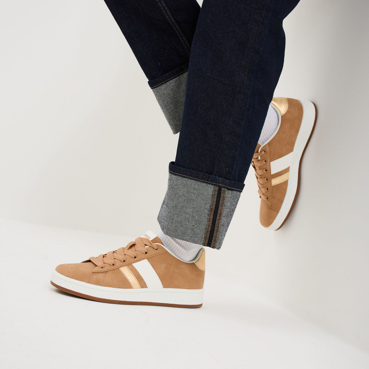 Tennis basses avec lacets sable femme