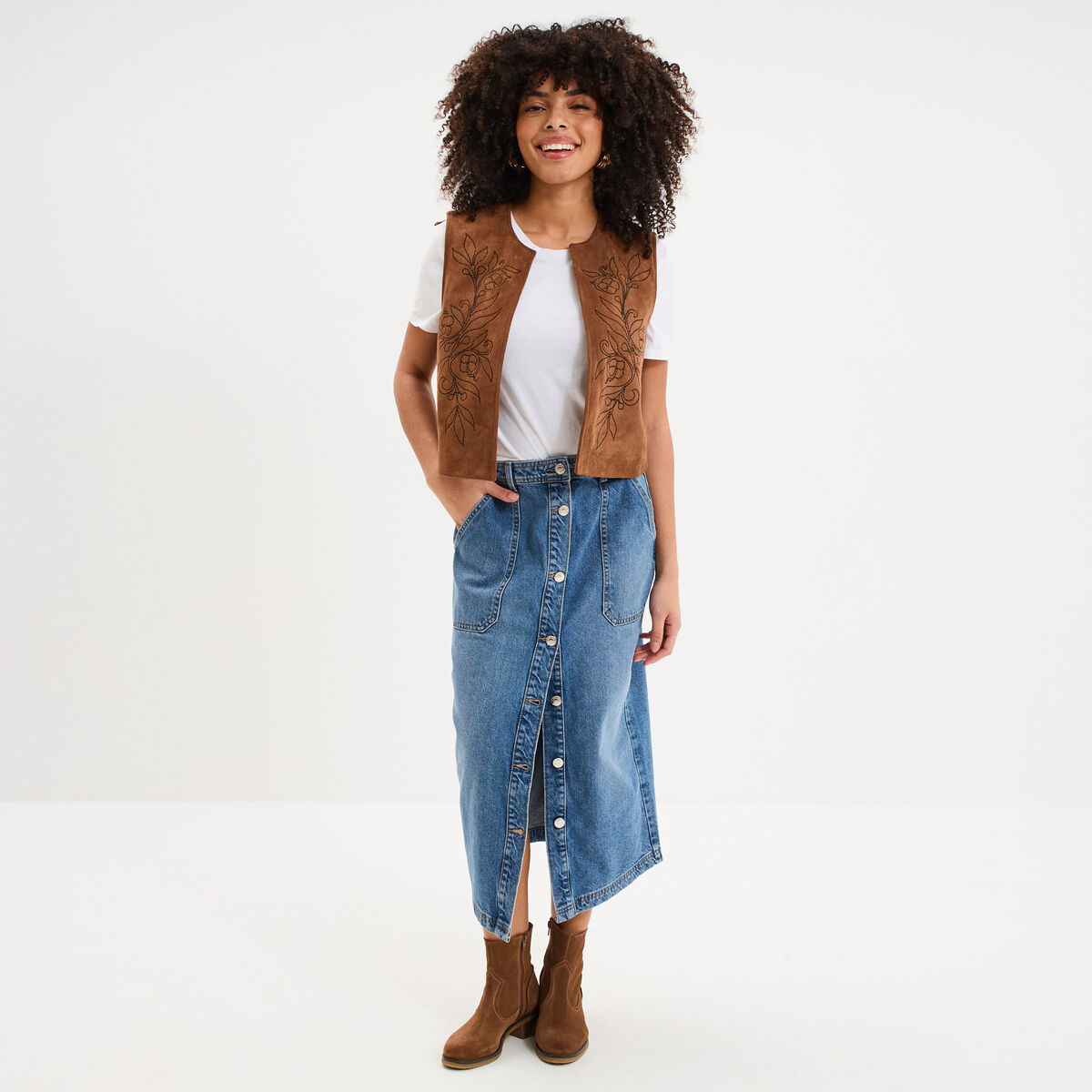 Veste sans manches brod&eacute;e en su&eacute;dine marron femme