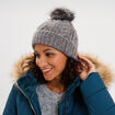 Bonnet &agrave; torsades et pompon gris fonc&eacute; femme