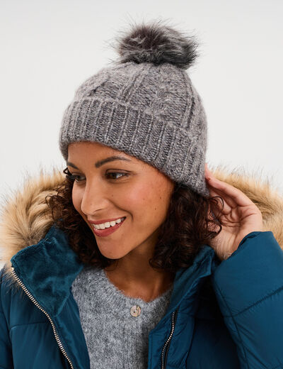 Bonnet &agrave; torsades et pompon gris fonc&eacute; femme